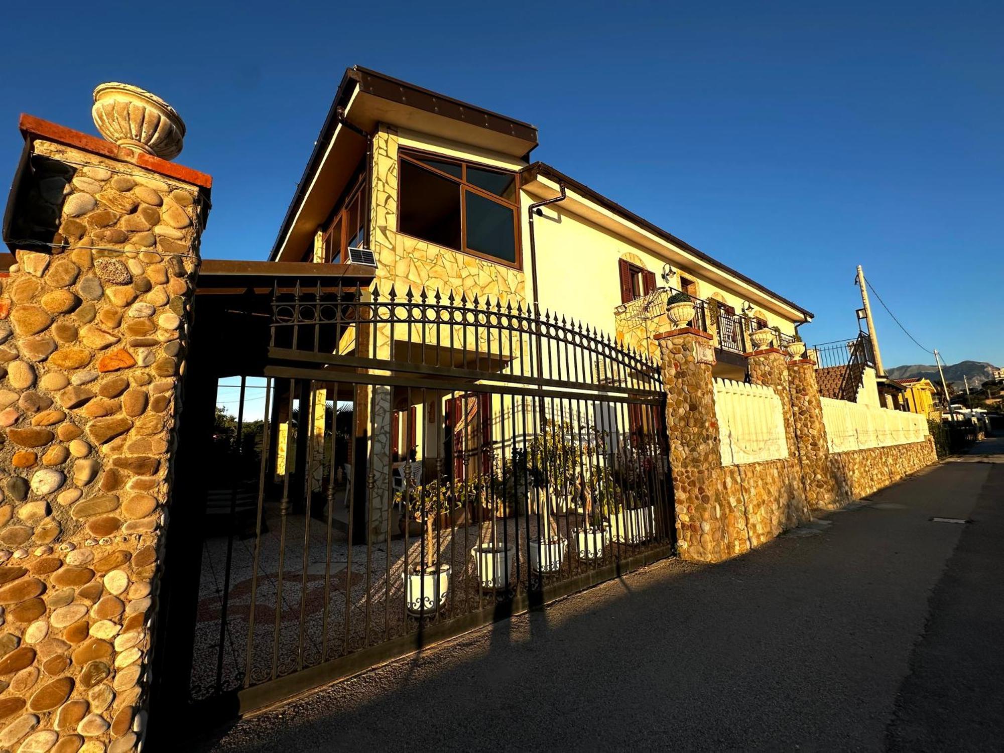 Casa Del Sole Lägenhet Campofelice Di Roccella Exteriör bild