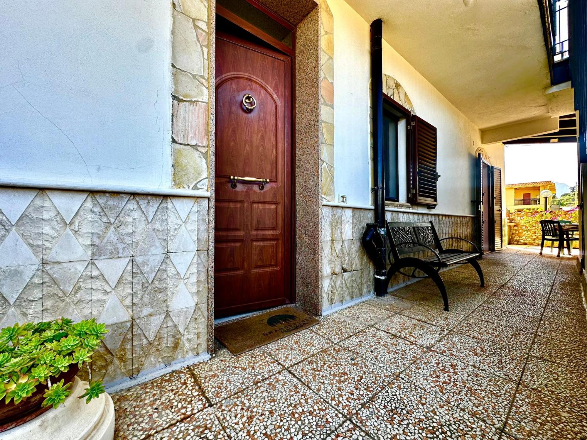 Casa Del Sole Lägenhet Campofelice Di Roccella Exteriör bild